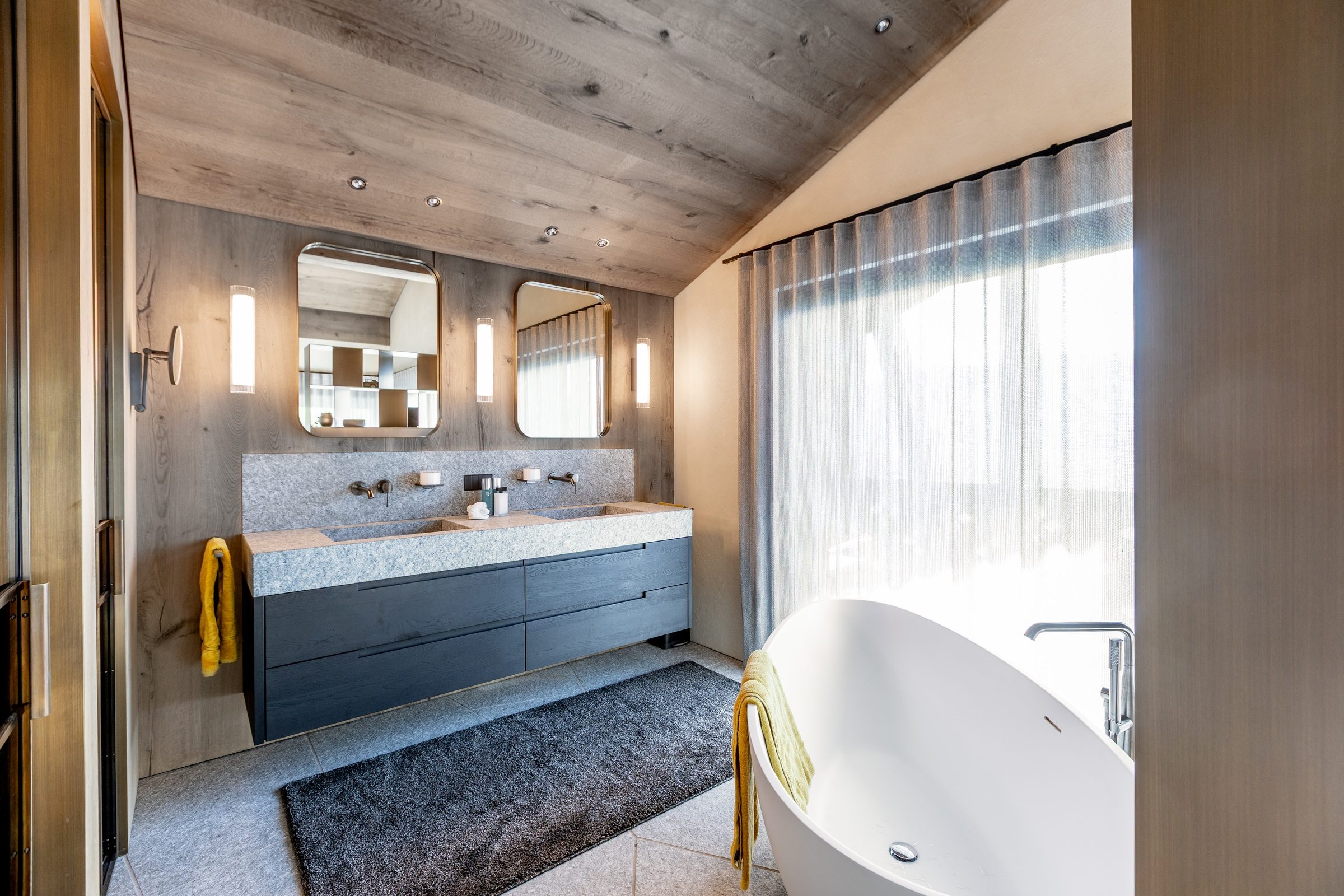 Badezimmer mit freistehender Wanne und Doppelwaschtisch