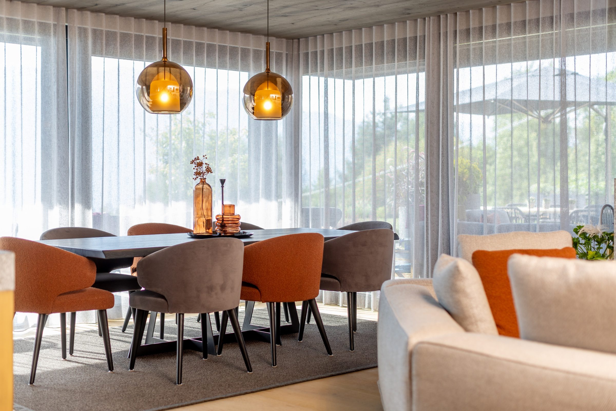 Esszimmer mit rundem Tisch und Polsterstühlen