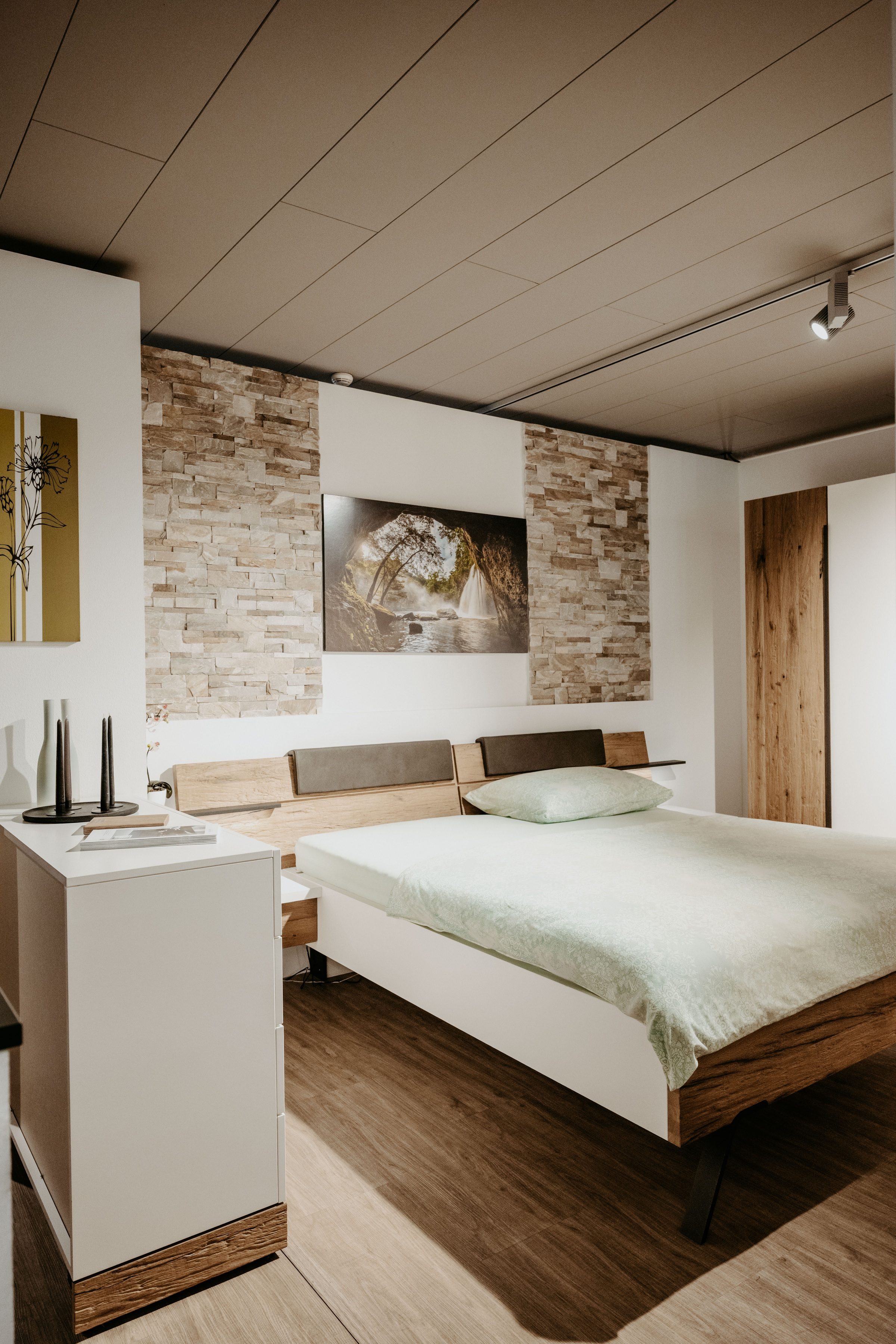 Schlafzimmer mit Bett aus Altholz